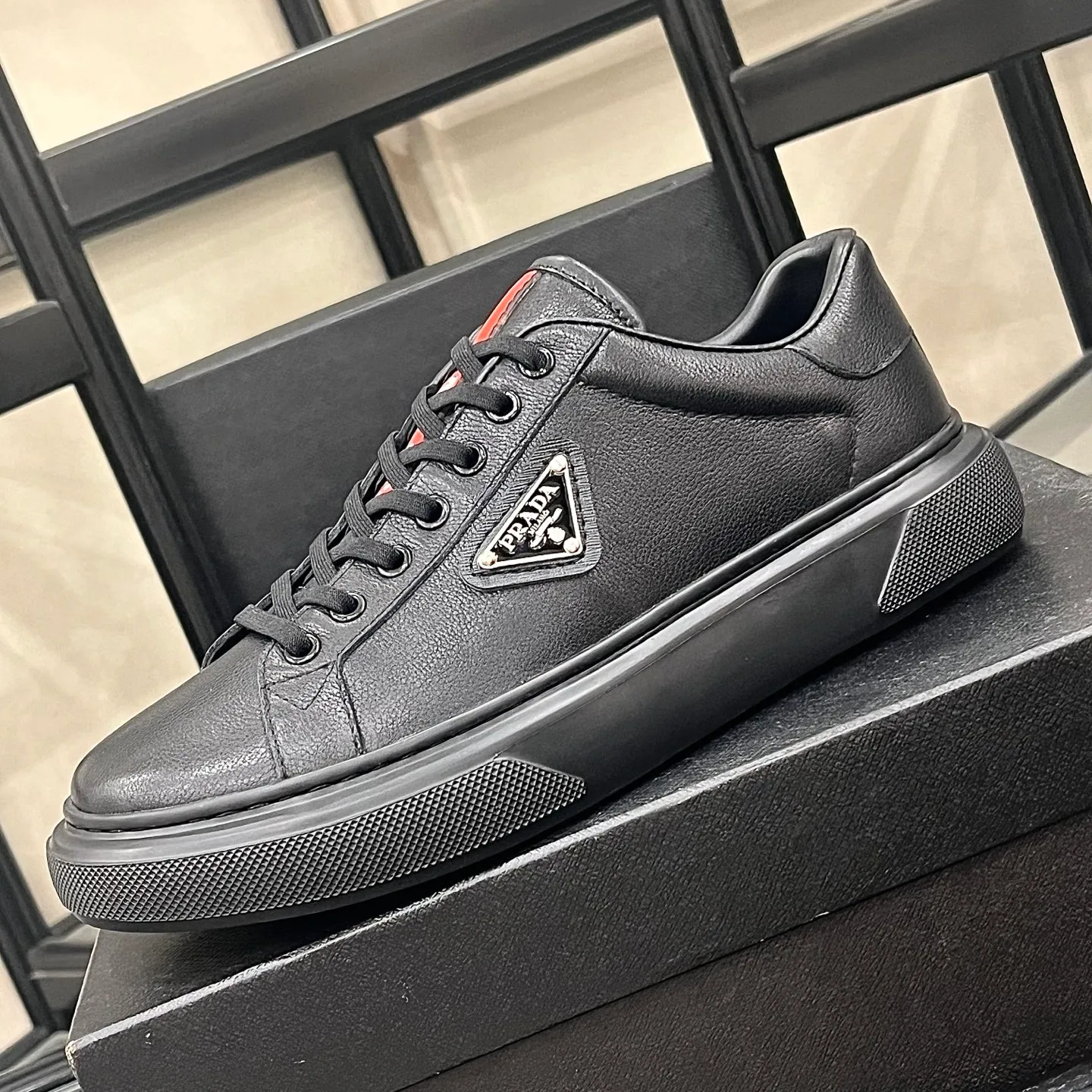 Men's shoes💰440 Prada/Prada Men's new casual shoes, this upper is made of imported calfskin + sheep lining! The outside is decorated with the P family's classic metal triangle enamel logo, and the outsole is made of non-slip sports foam ultra-light outsole, which feels good on the feet and is a fashionable and fashionable item!  Size: 38-44 (45 customized)